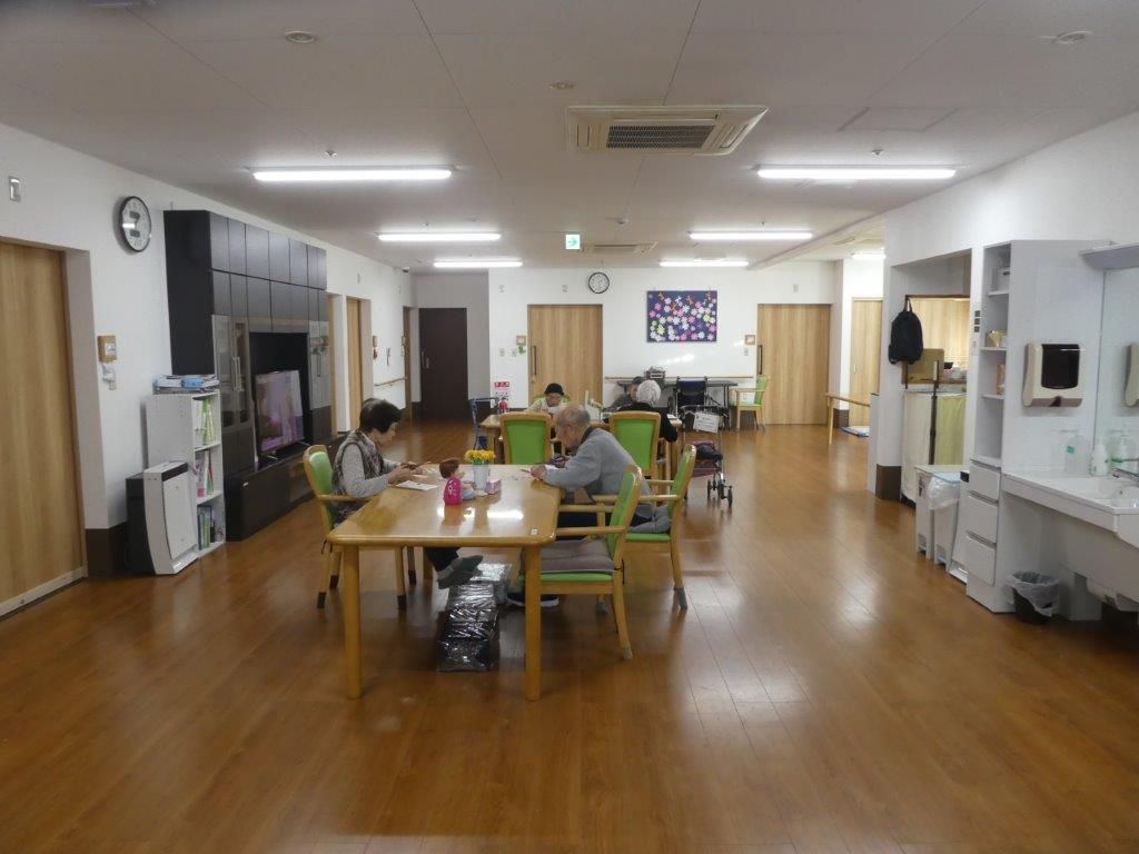 車椅子のご入居者様とスタッフ