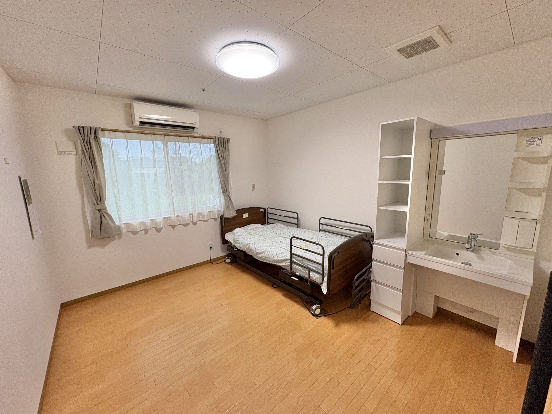 明るい個室の様子