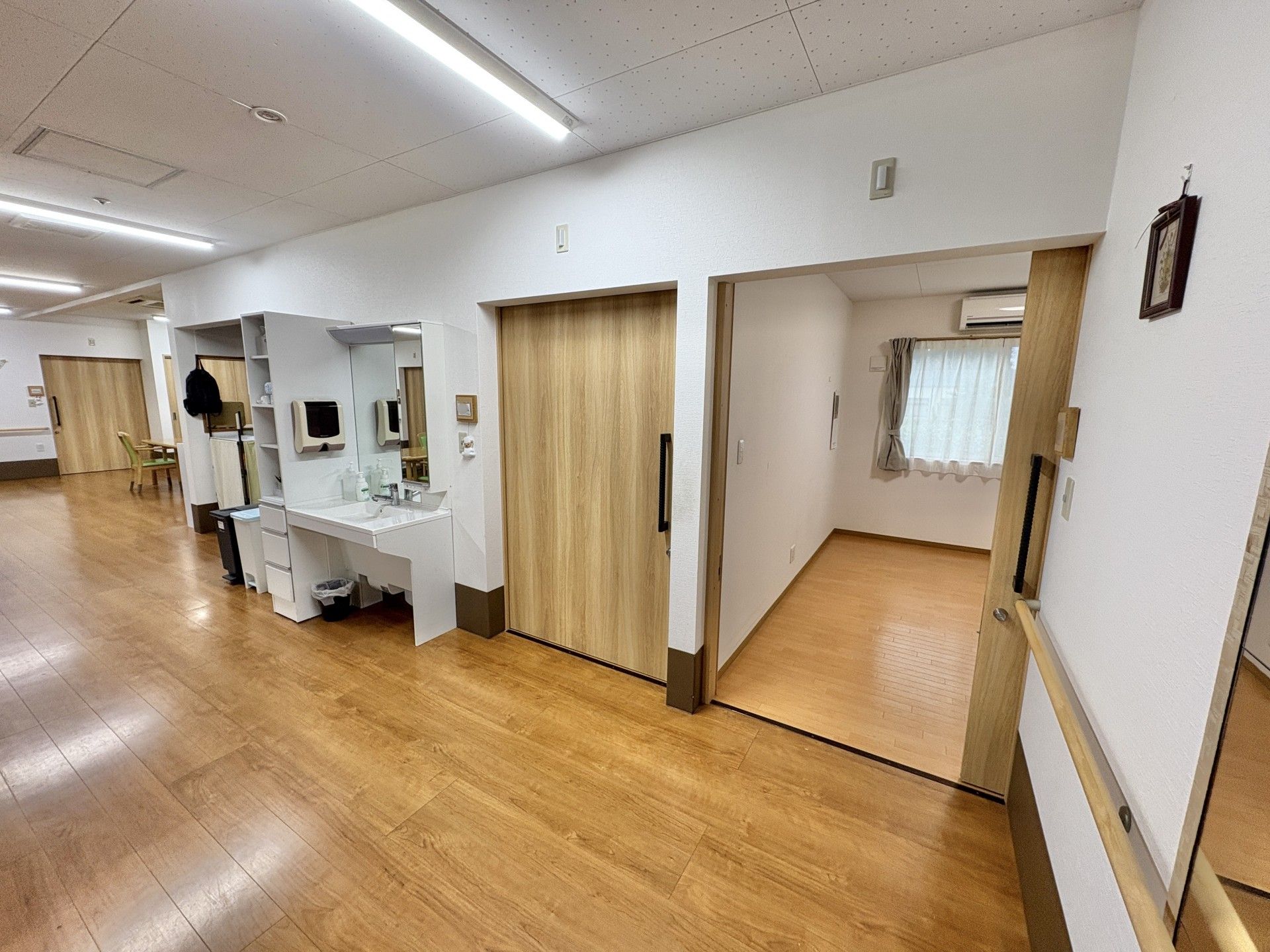 清潔な廊下と個室