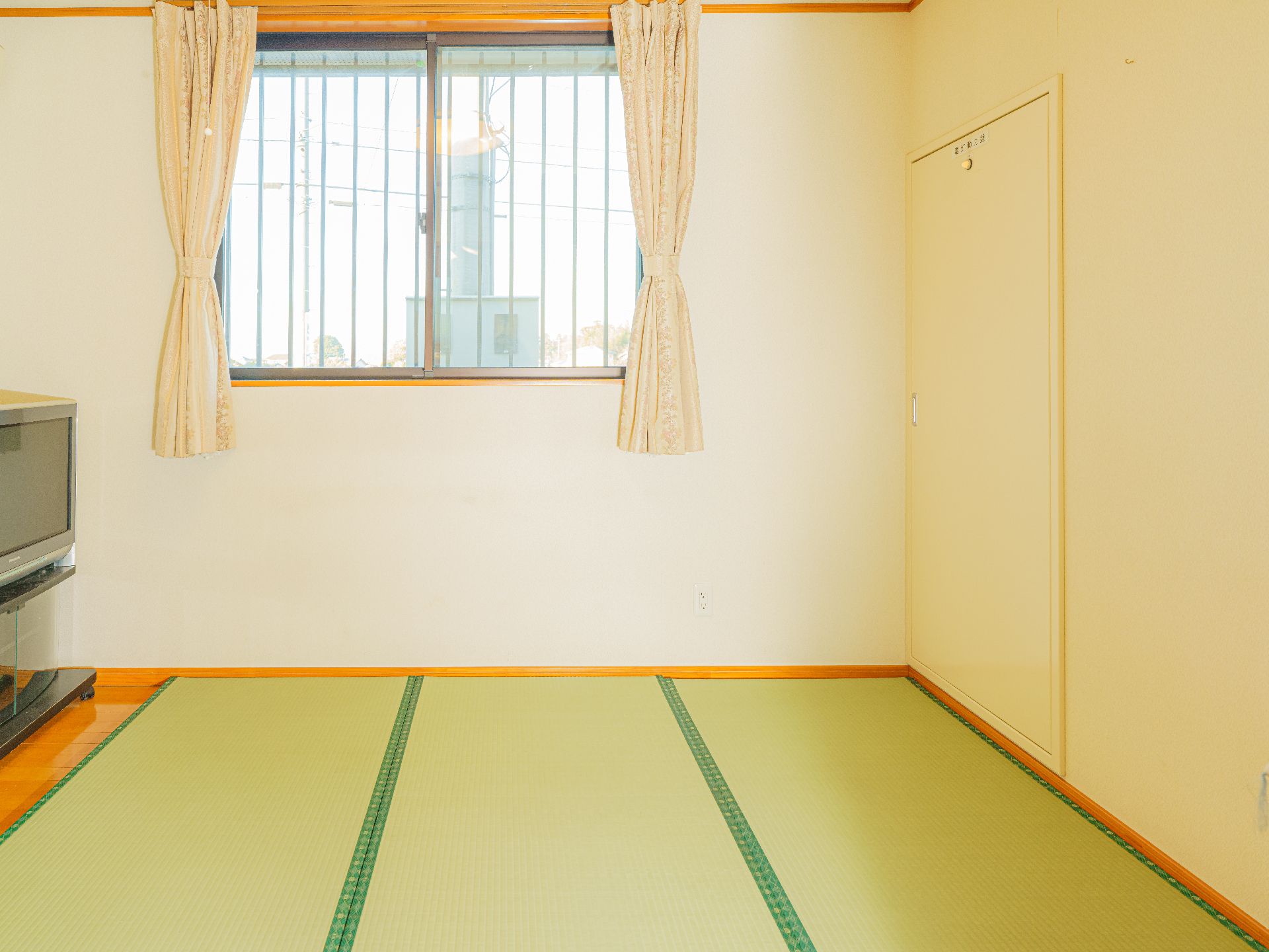 歩行訓練を行っている高齢者とそれをサポートするスタッフ2人