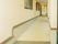 手すりが施されているトイレ廊下