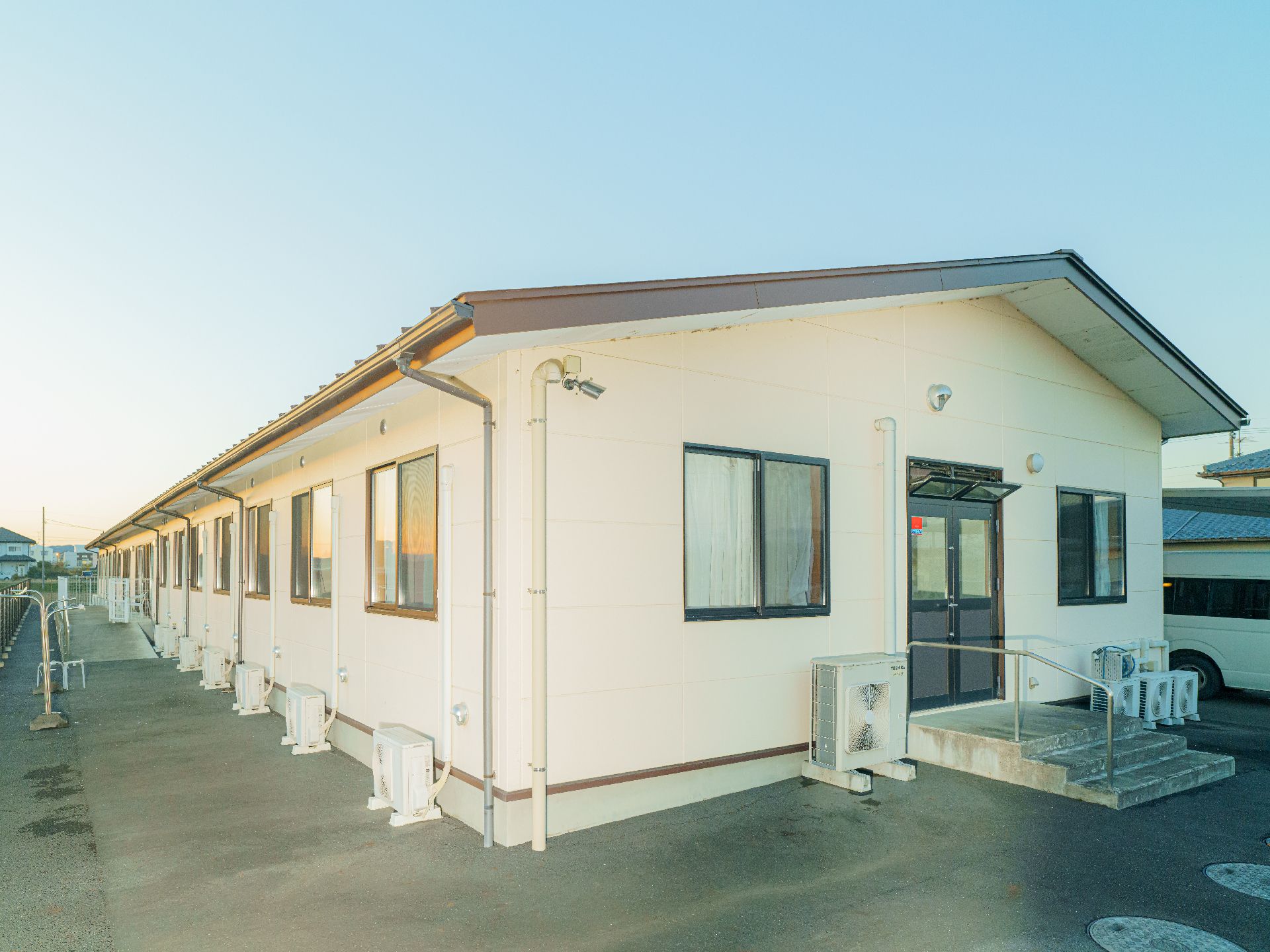 １階建の長い施設の外観