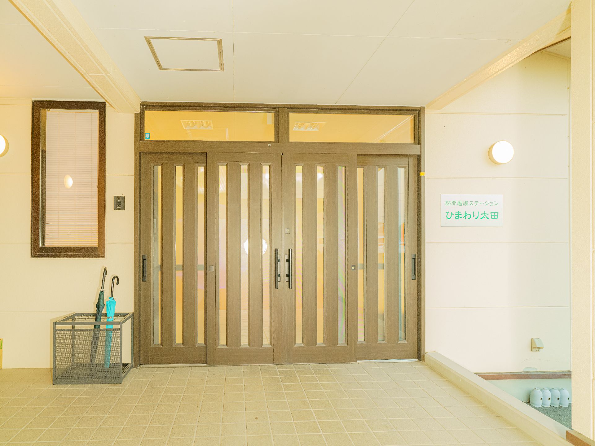 看板と傘立てがある玄関