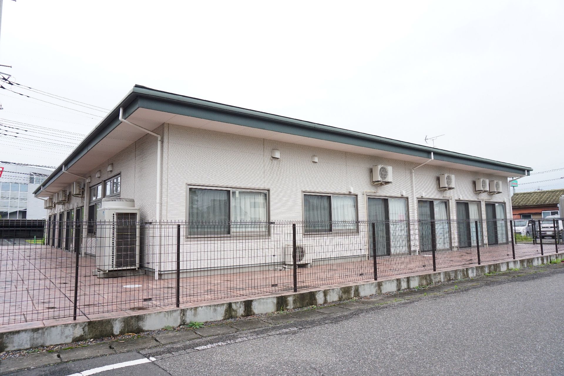 平屋建てて日本の民家のような形状で、親しみが持てる施設の外観