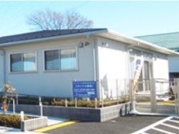 施設の周りは手入れされた花壇で囲まれている。看板が設置されており、窓からは街の景色を眺めることができる。