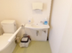 介護施設の明るいトイレ空間