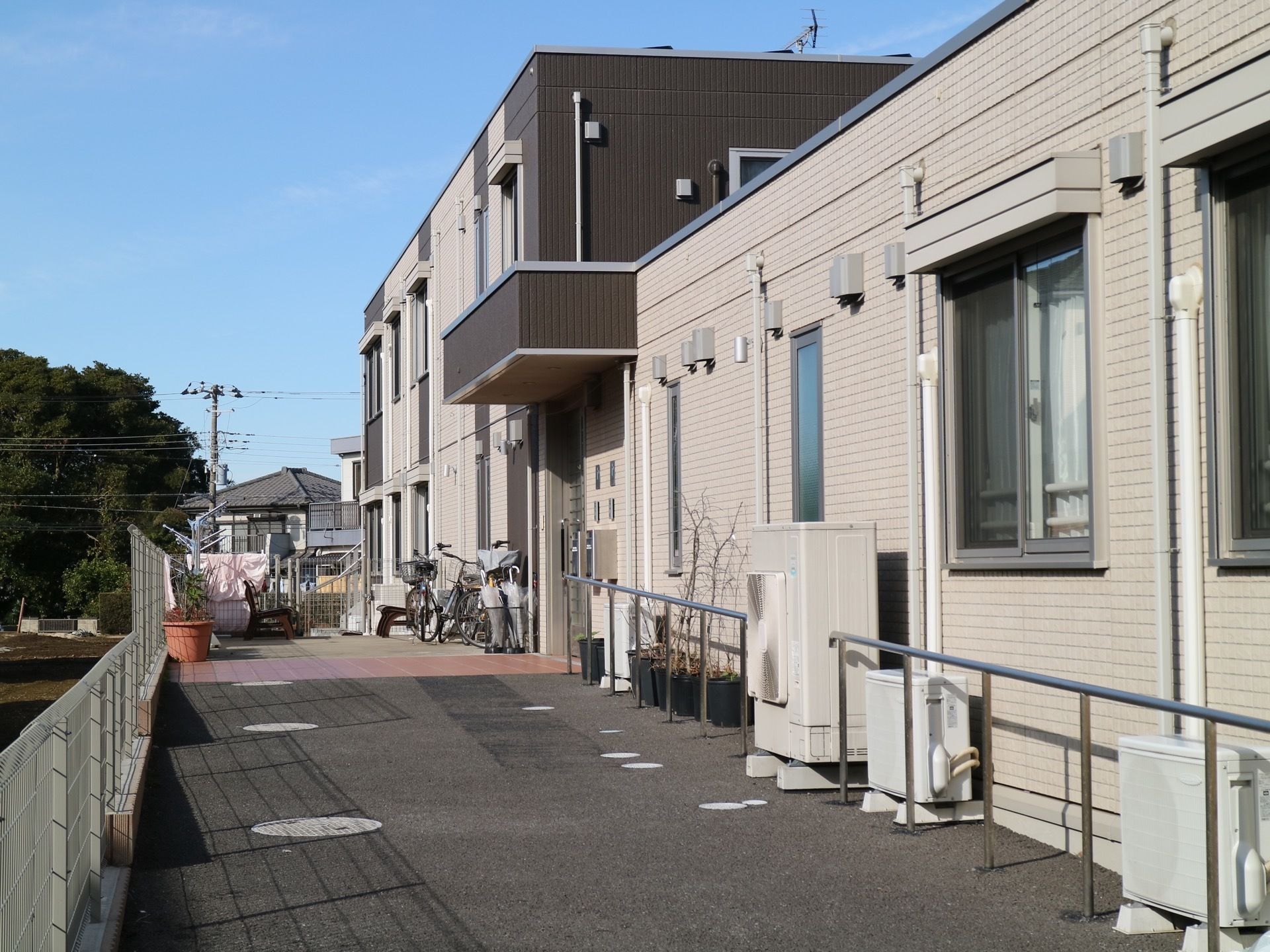 一部平屋、一部２階建ての施設である。玄関は日当たりがよい。玄関からの通路の建物近くには自立式の手すりがある。