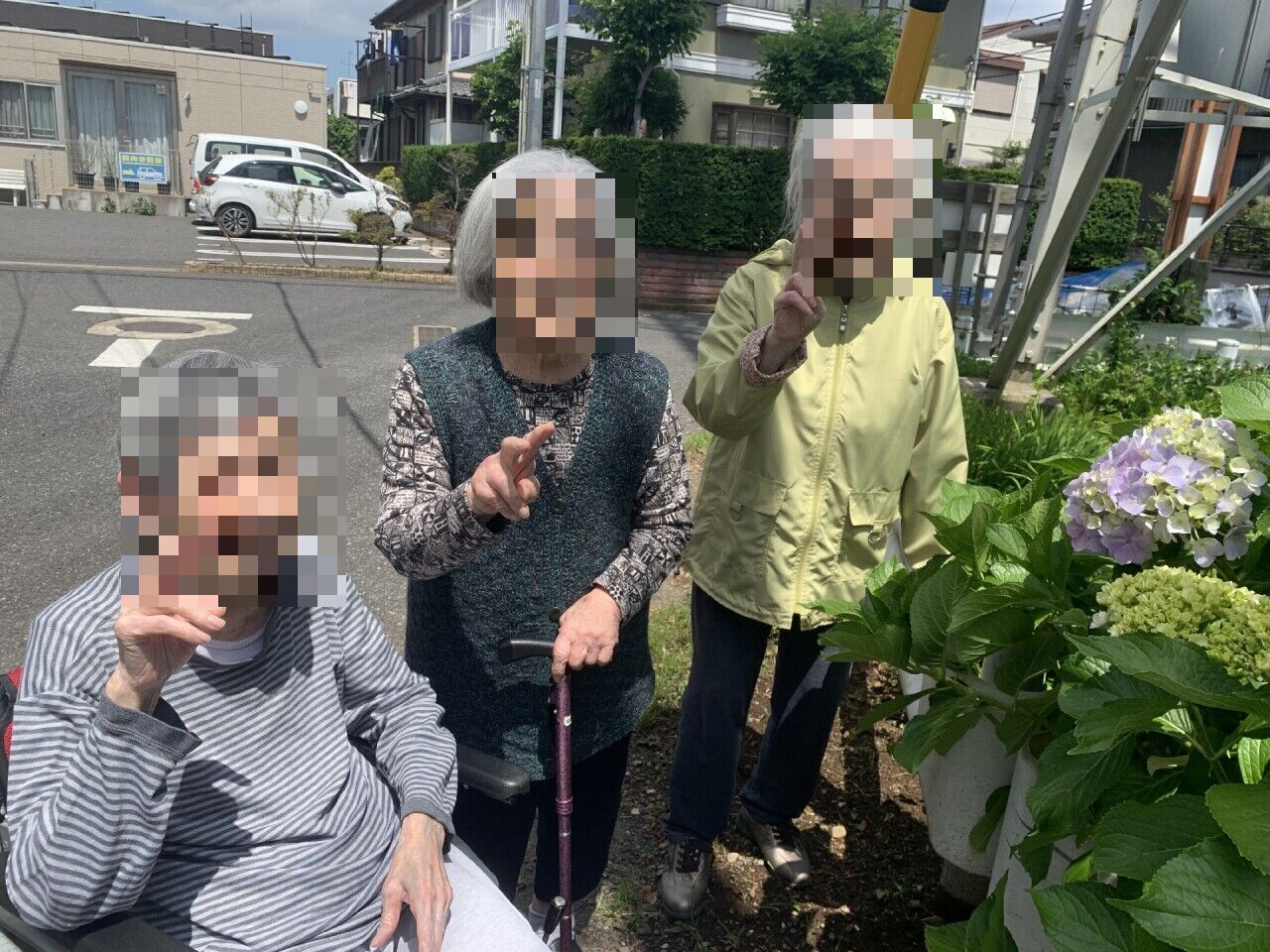 外で植物を楽しむ方々