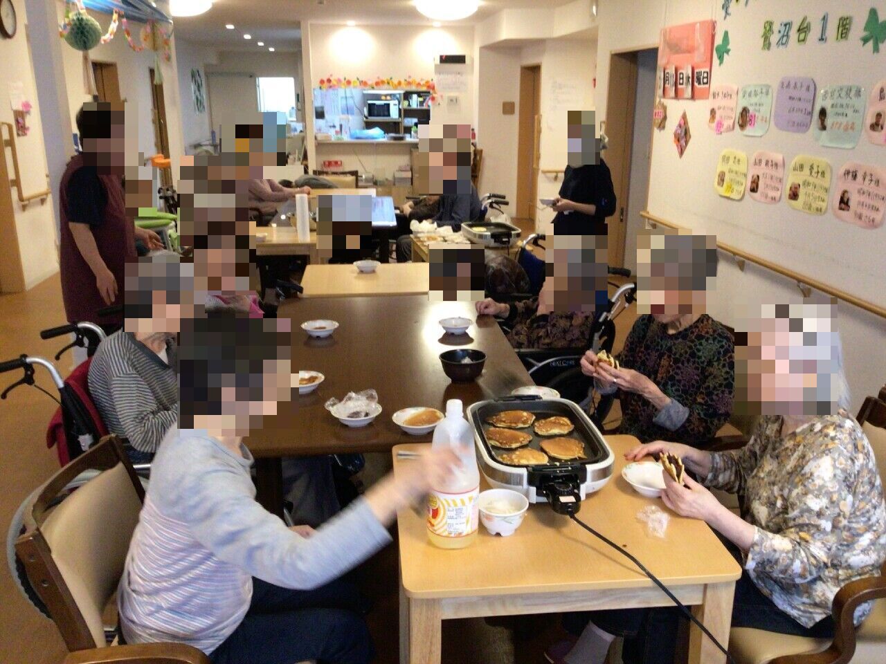 共有ダイニングでの食事風景