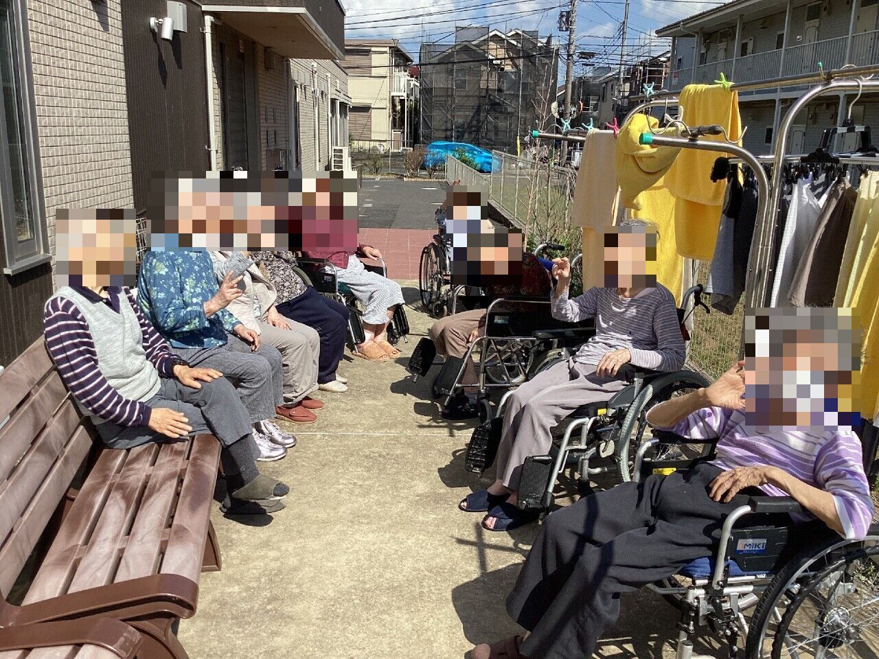 外で椅子に座る人々