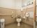 共用トイレは便器を要とし、両側に壁が広がる扇形のような形の個室である。手すりや手洗い台、緊急呼出ボタンなどが設置されている。