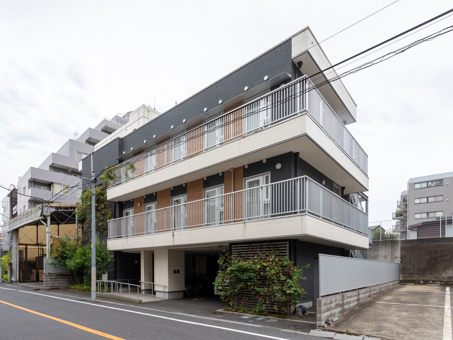 落ち着いた外観の建物