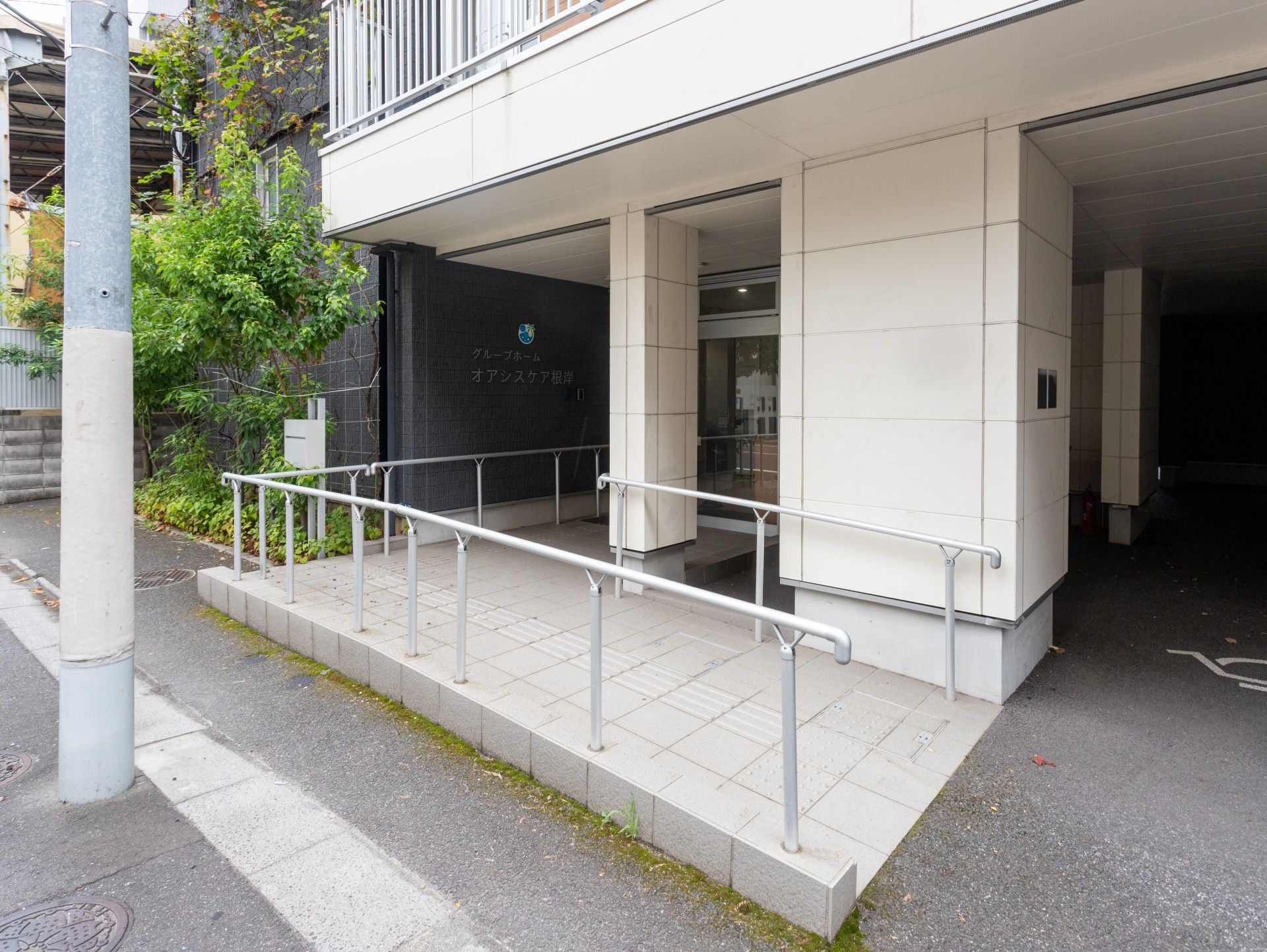 スロープ付きの入口