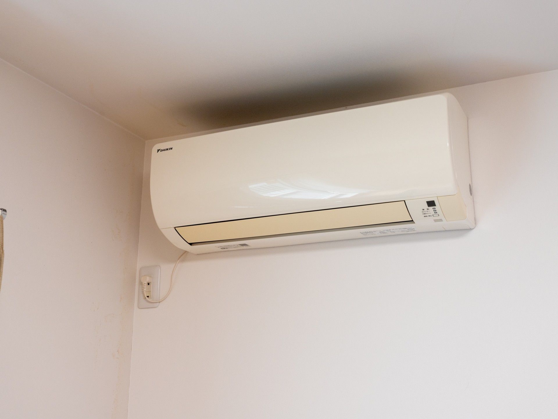 壁に設置されたエアコン