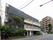 緑に囲まれた建物外観