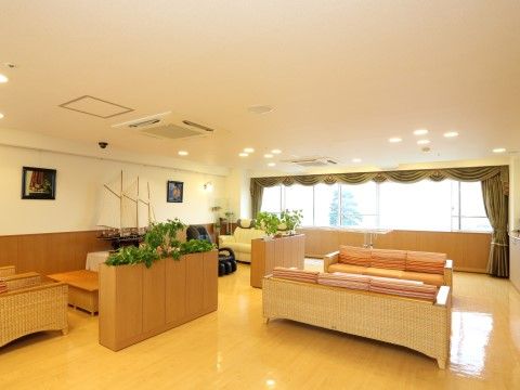 「石神井クラシック・コミュニティそよ風」ラウンジ。ソファースペースを多く活用している。