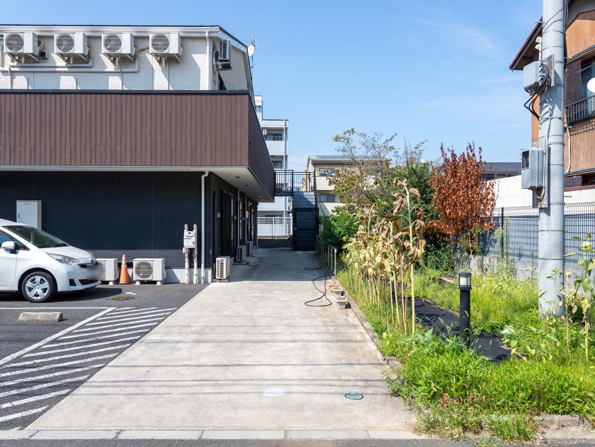 駐車場と庭のある建物