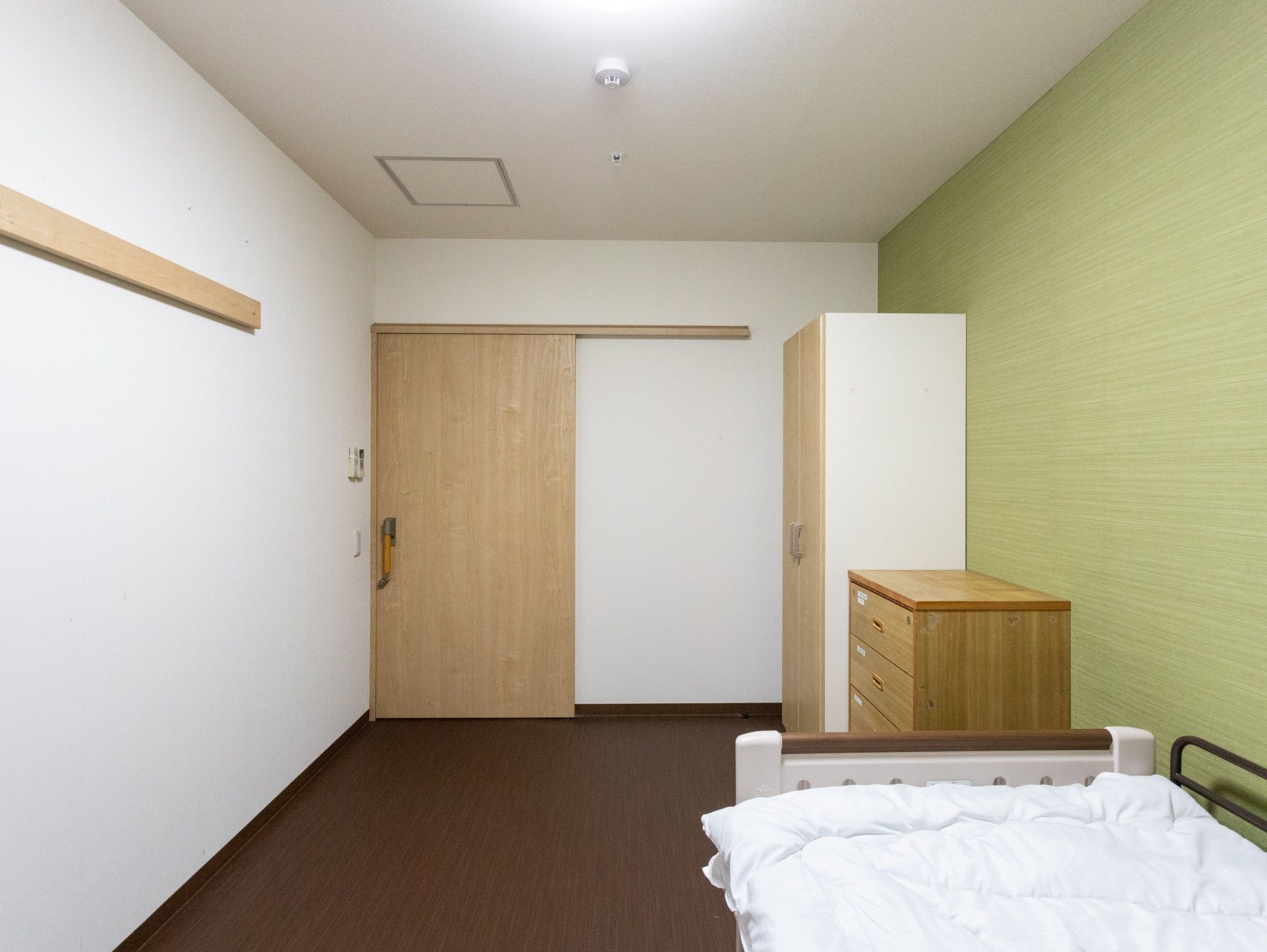 落ち着いた色調の居室