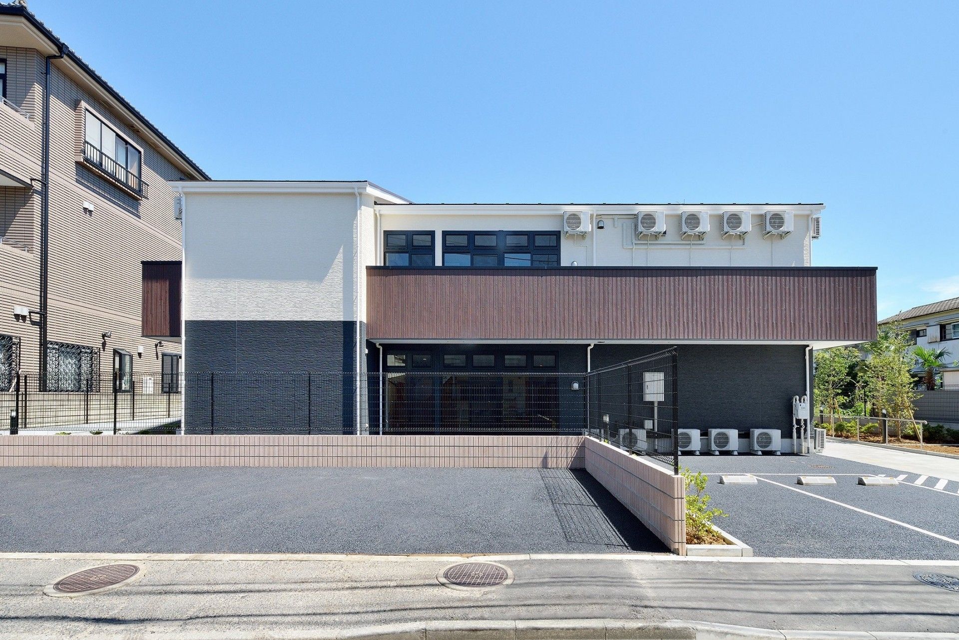 駐車場のある建物外観