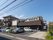 駐車場のある建物外観