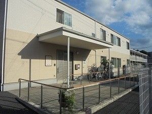 明るい外観の建物入口
