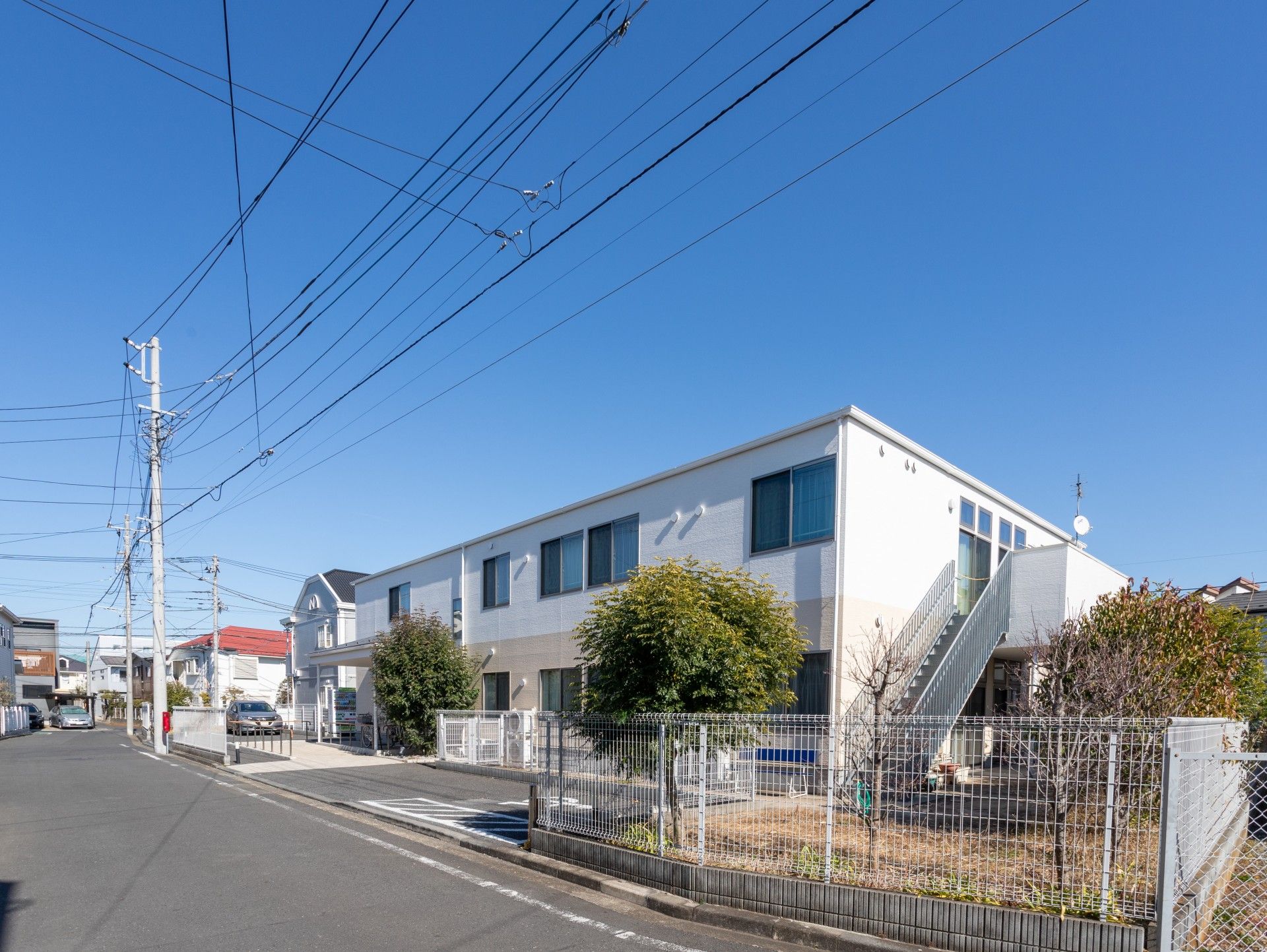 青空の下の建物外観