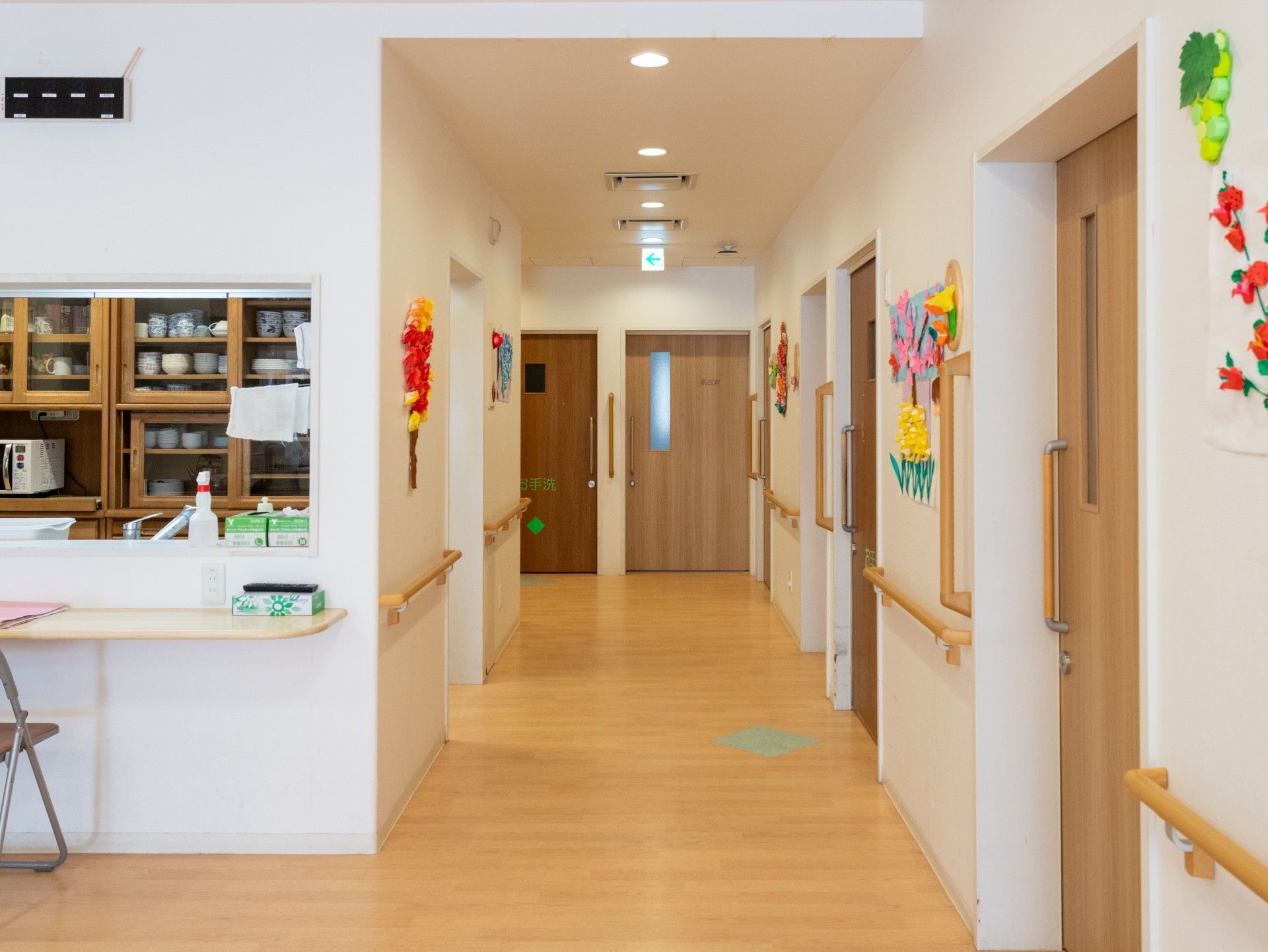 明るい廊下と手すり
