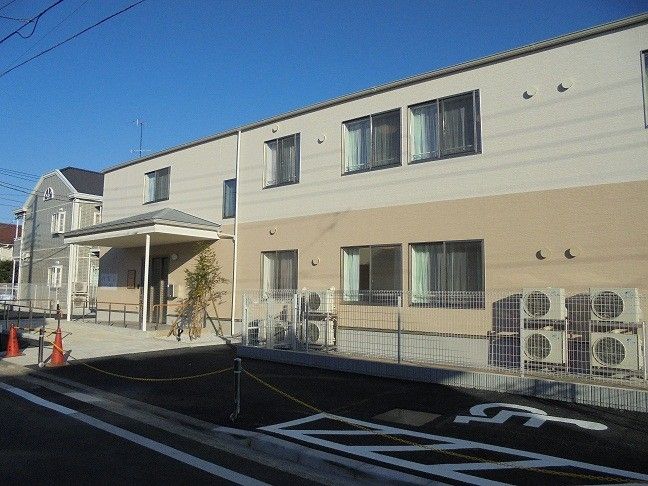 明るい外観の建物