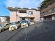 建物の外観と駐車場