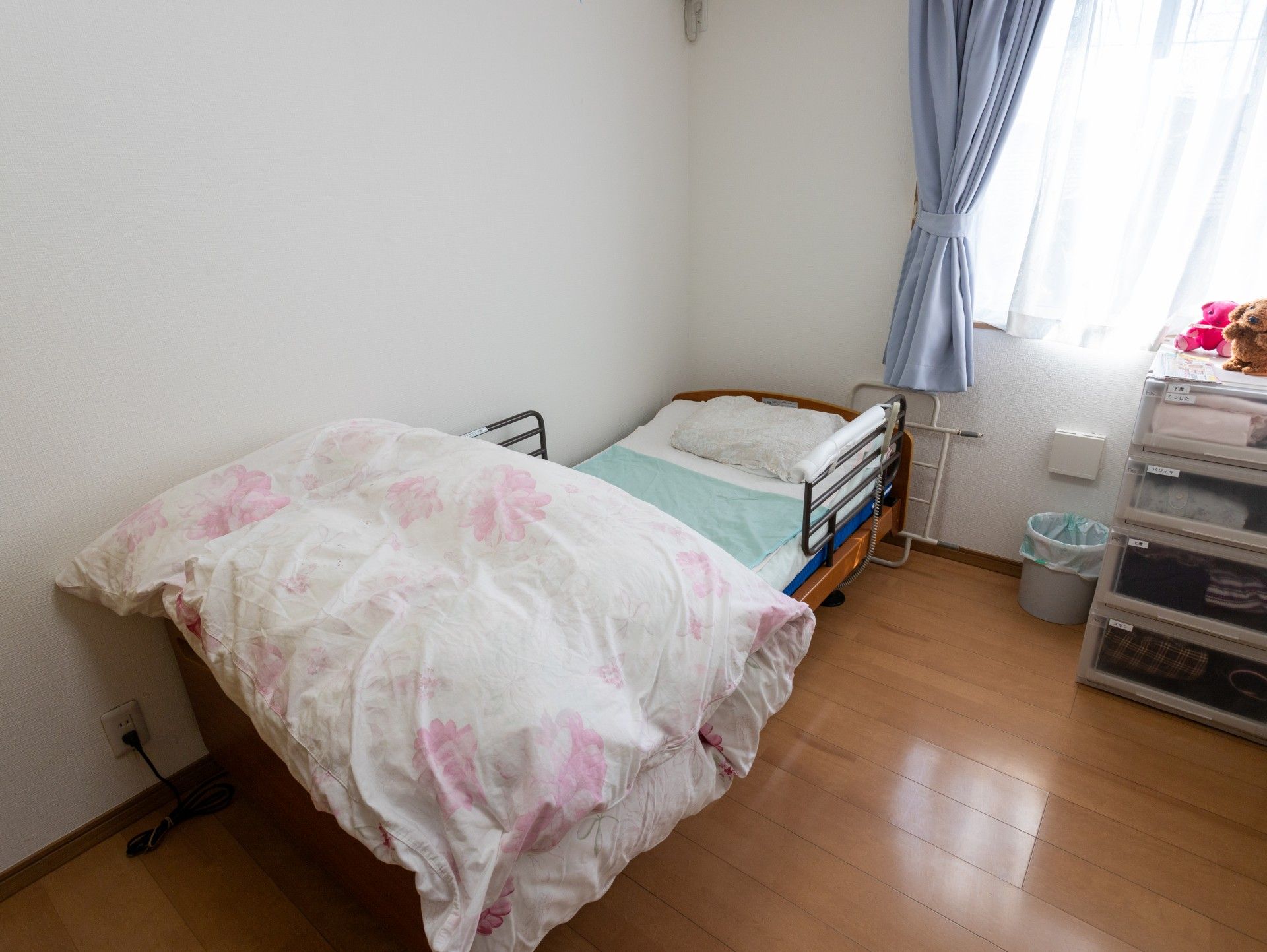 シンプルな個室のベッド