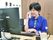 電話をかける女性職員