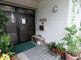 入口付近に植物が並ぶ施設