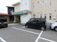 広々とした駐車場がある建物