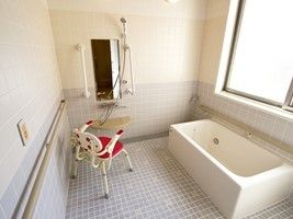 壁には手すりが付き、シャワーやシャワーチェアもある。浴槽は両サイドからサポートが可能。