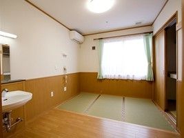 洗面所や収納付きの和風の居室。緊急通報装置も付いている。