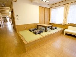 座布団や長テーブルが設置された畳の小上がり。ソファも近くにある。