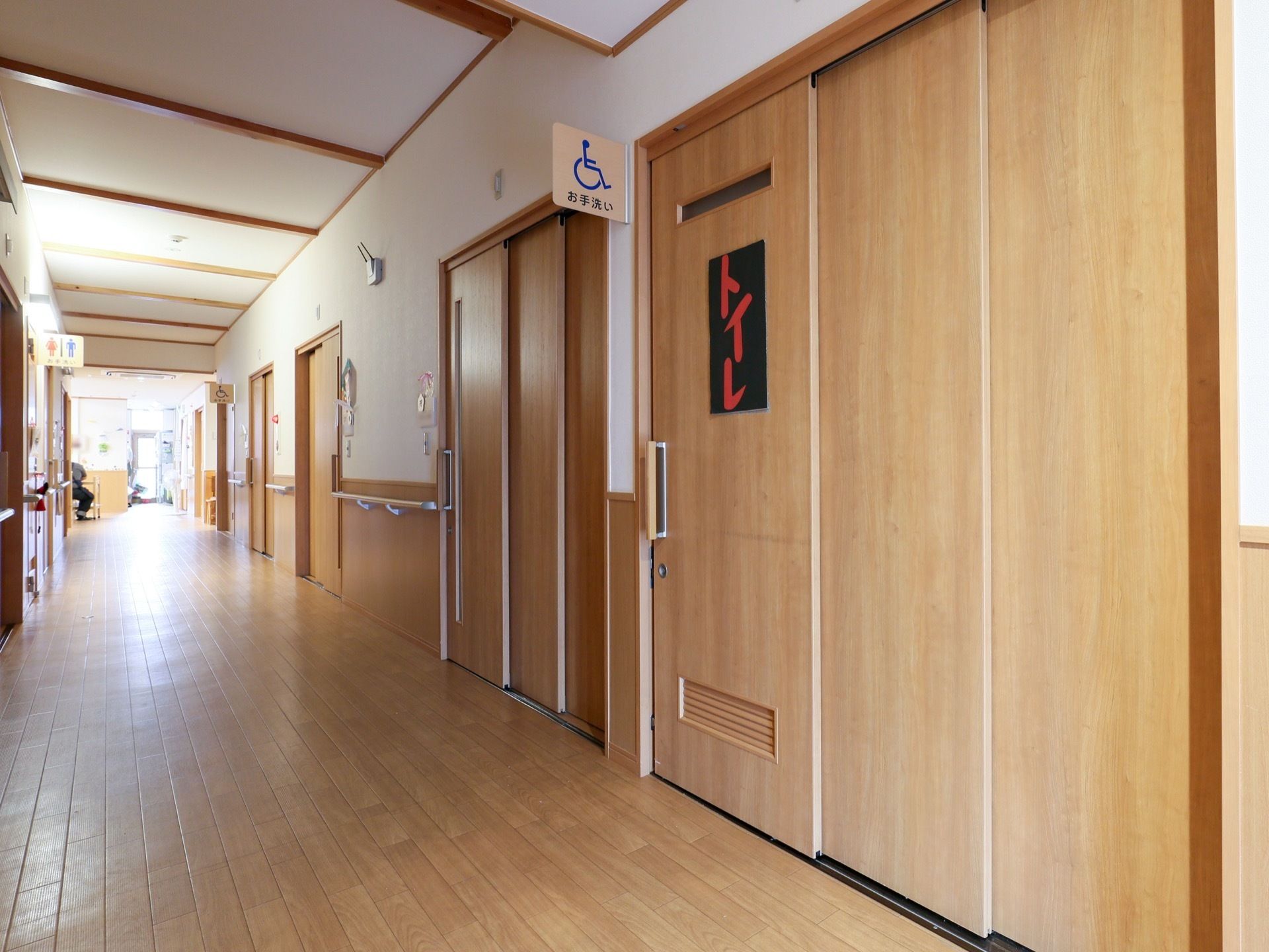車椅子をご利用の方向けのトイレがある。廊下は広々としており、車椅子での移動もスムーズに行える。トイレに通じるドアはスライド式である。