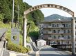 緑に囲まれた建物の入口