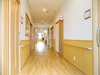 明るく広々とした廊下