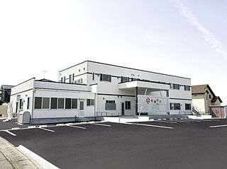 明るい外観の施設