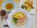 麺類やお茶、おかずなどが並んでいる彩り豊かなメニューの写真。施設内で用意されている食事の写真
