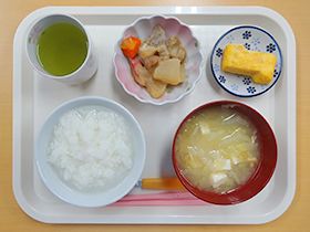 品数がそろったメニューの写真。施設内で用意されている食事メニュー例