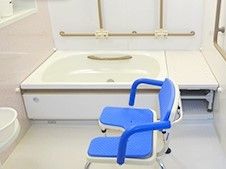 シャワーチェアが置いてある高齢者用の浴槽。腰かけた状態で入浴できるスペースを確保してあるのが分かる