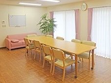 リビングに家庭サイズの調度品が置いてある様子。ソファや机、いすなどが置いてあるのが分かる写真