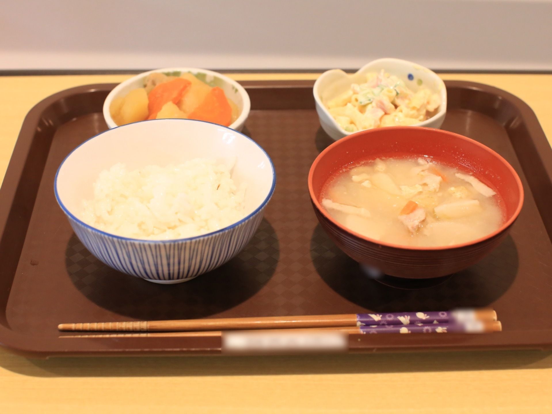 和食の食事メニューの一例である。茶碗とお椀が手前に置かれ、汁物は豚汁になっている。小鉢が２つ並んでいる。