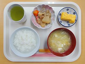 野菜の煮物と卵焼き、ご飯と味噌汁のセット
