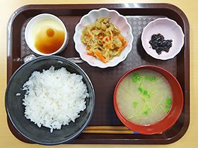 切り干し大根がメインのご飯と味噌汁が付いた和食メニュー