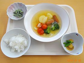 野菜の煮物と和え物が付いたポトフがメインのメニュー