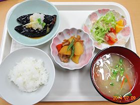 ご飯と汁物、茄子のおひたしと肉じゃがの付いた献立