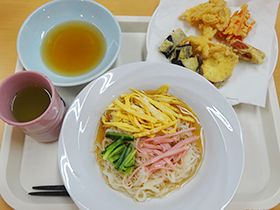 天ぷらと、卵、きゅうり、ハムがのった冷やし中華
